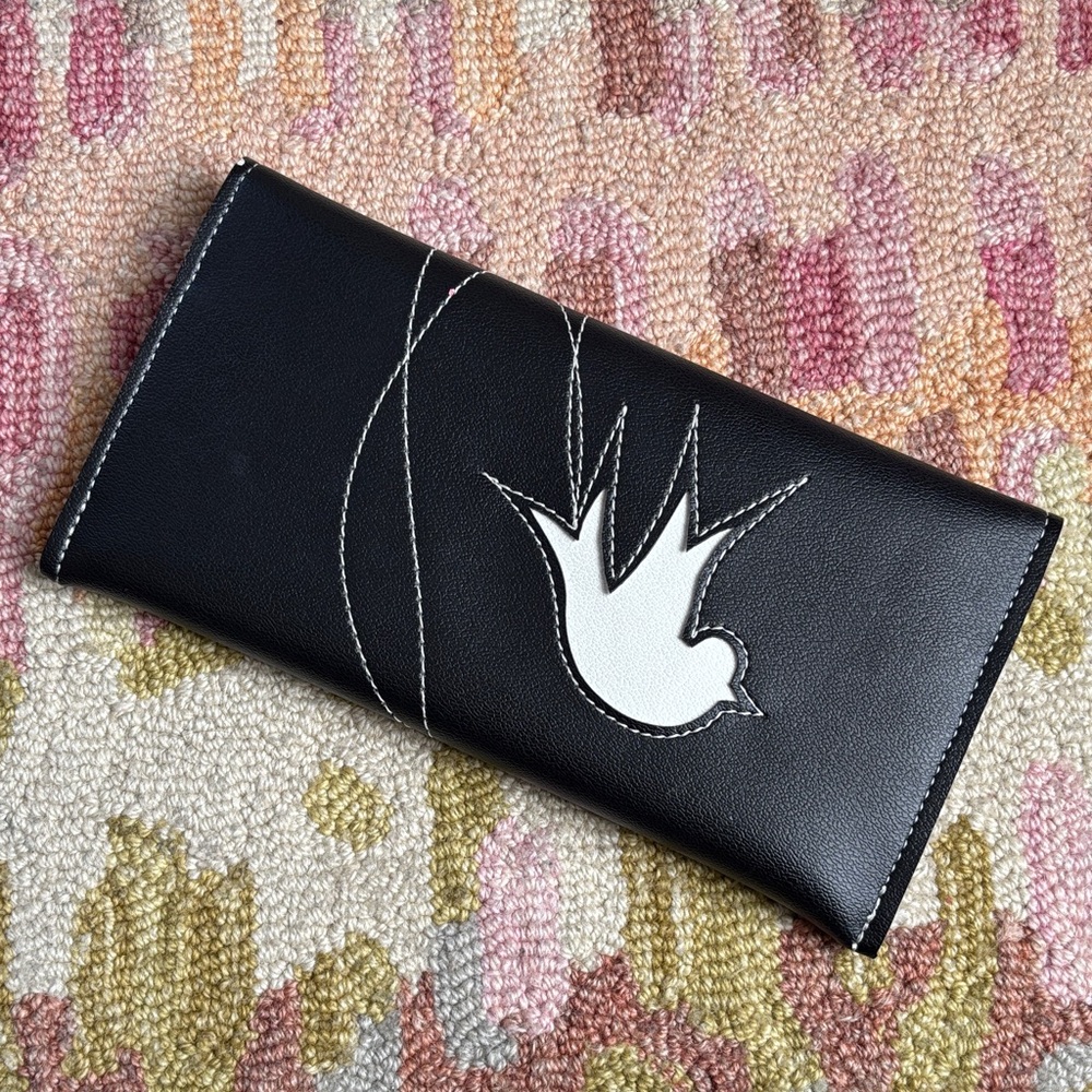 Gorgeous Holly Aiken clutch wallet EUC white bird stitching